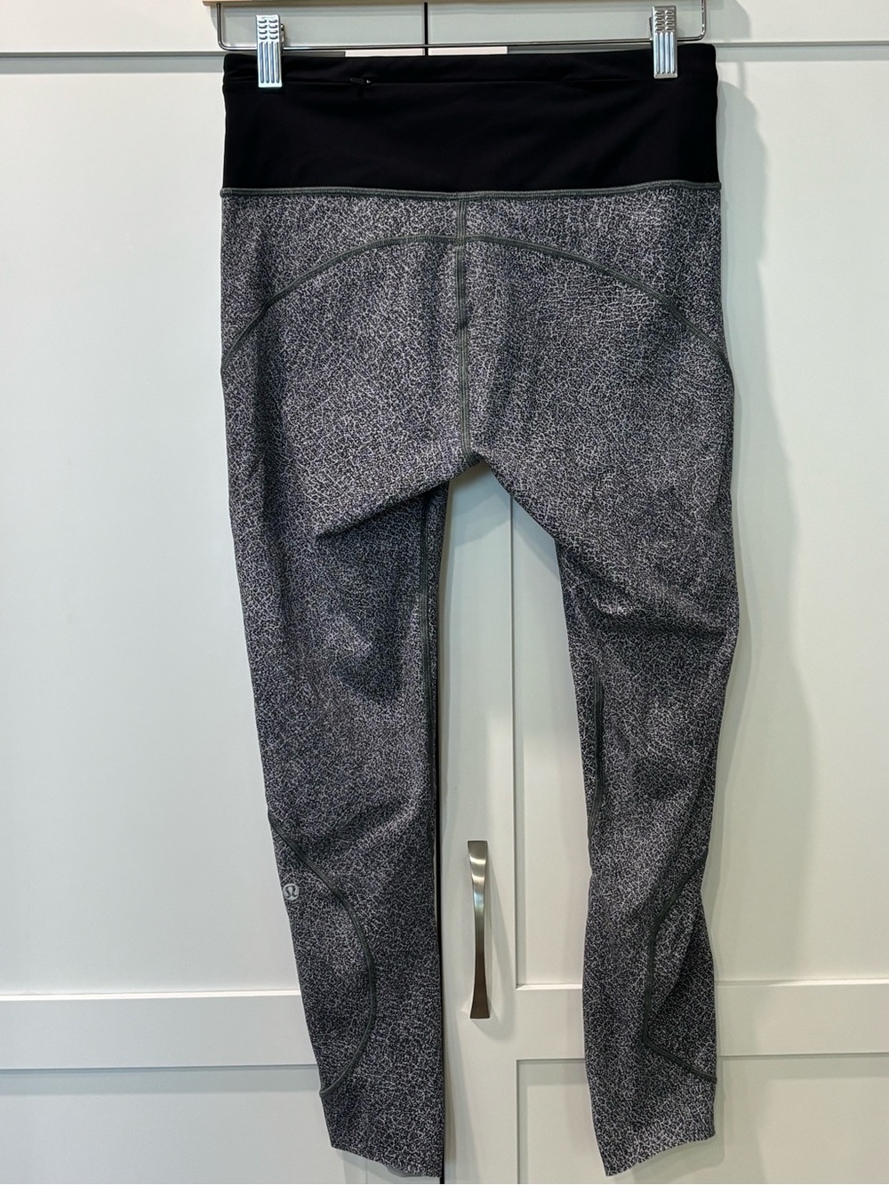 Lululemon Grey & Black Patterned Crop Leggings Size 8 - Picture 3 of 5